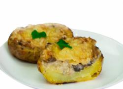 Картофель, фаршированный грибами