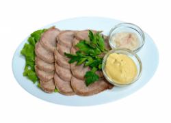 Язык отварной с соусом