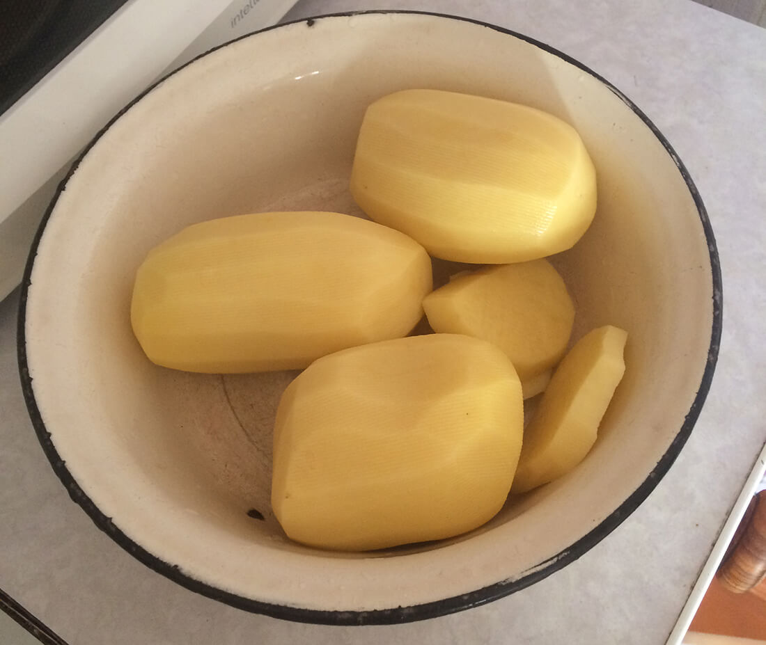 Чистим картофель