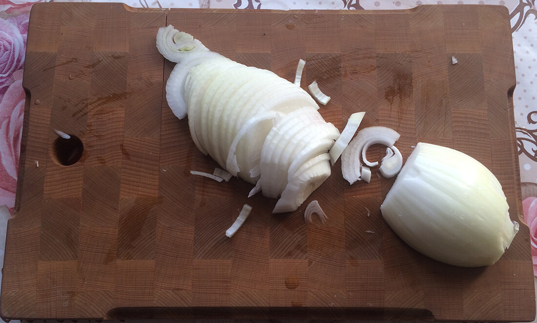 Репчатый лук полукольцами