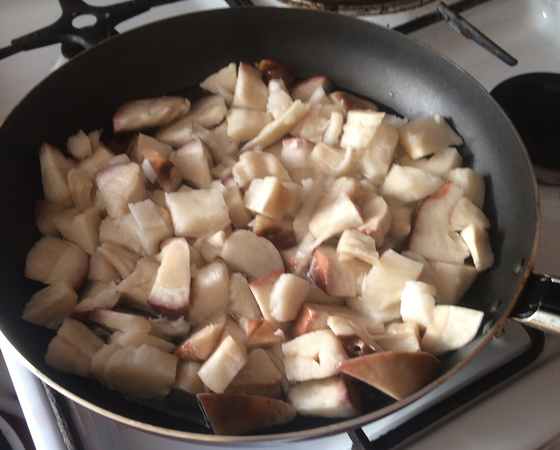 Белые грибы в сковороде