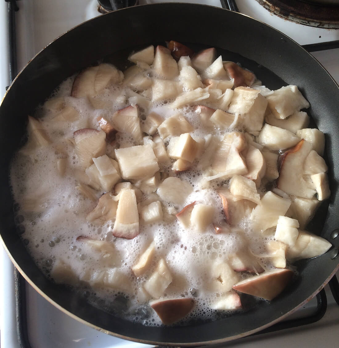 Обжариваем белые грибы с маслом