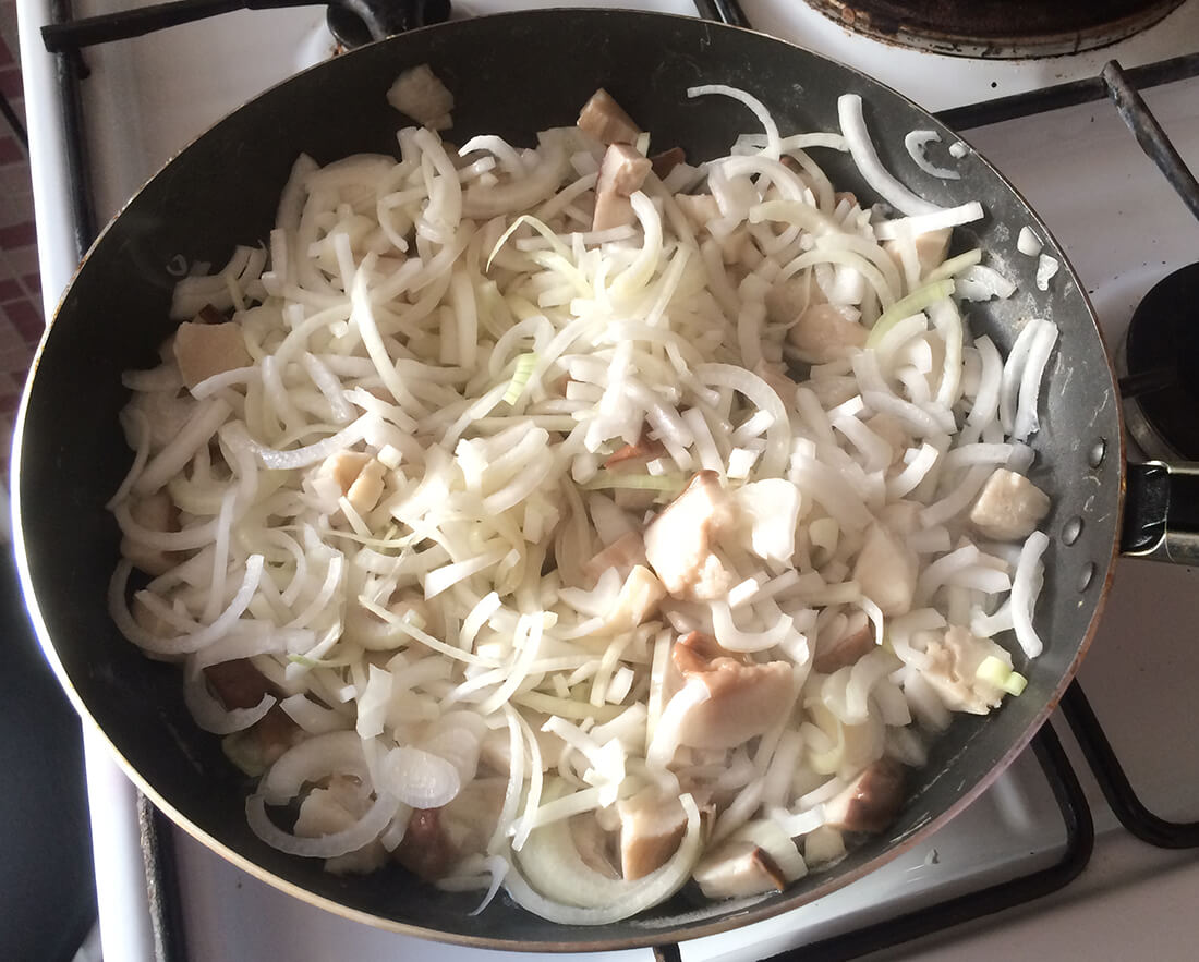 Обжариваем белые грибы с луком