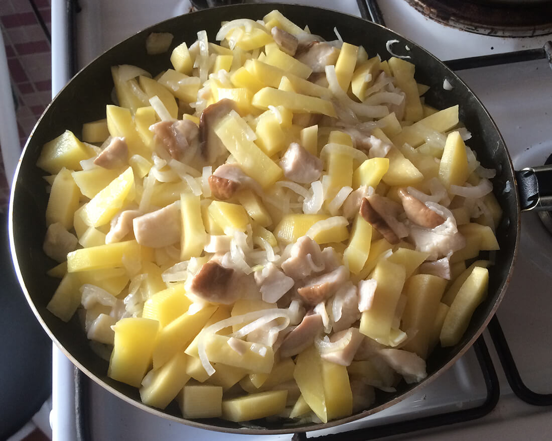 Обжариваем картофель с белыми грибами