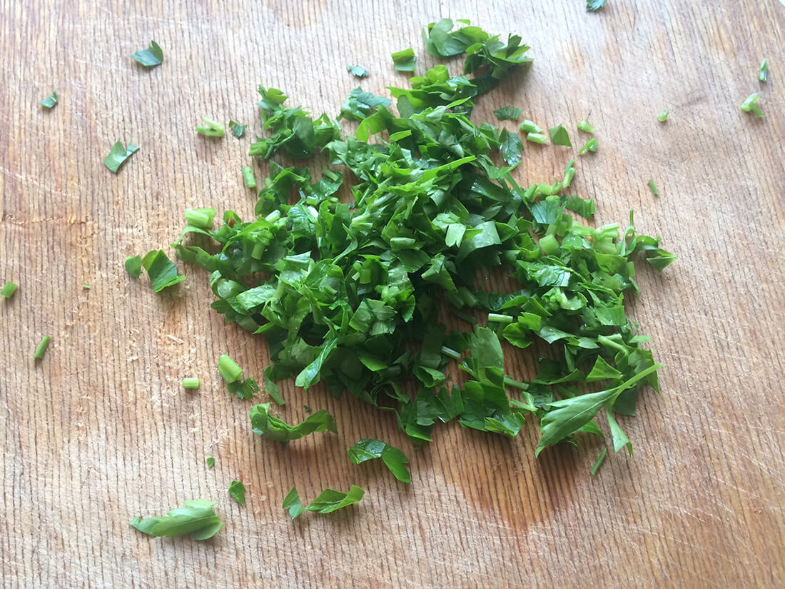 Готовим петрушку для нашего блюда